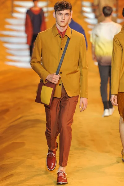 Look 17